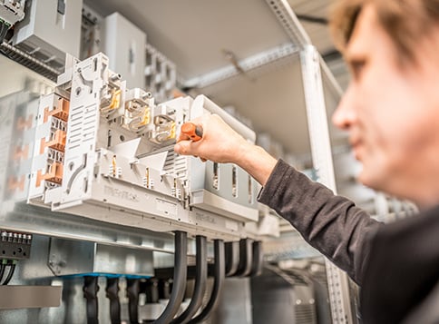 Endmontage mit Präzision im Schaltschrankbau
